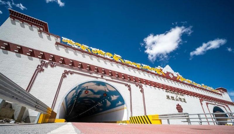 افتتاح أعلى نفق طريق سريع في العالم في منطقة التبت الصينية  