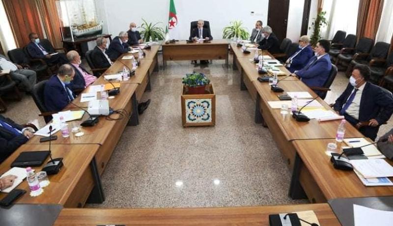 وزير الأشغال العمومية يُقيم أداء المجمعات والمؤسسات التابعة لقطاعه