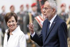 الشرطة تضبط الرئيس النمساوي وزوجته متلبسين بخرق الحجر!