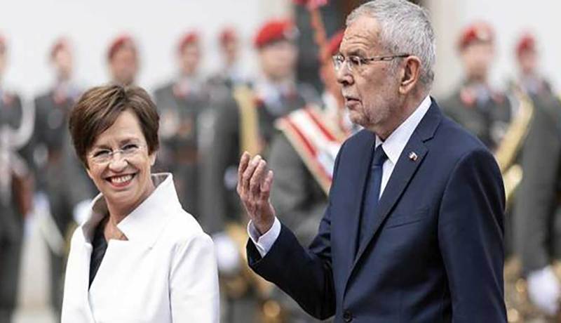 الشرطة تضبط الرئيس النمساوي وزوجته متلبسين بخرق الحجر!