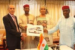 الجزائر تقدم 5 حافلات من صنع محلي كهبة للنيجر