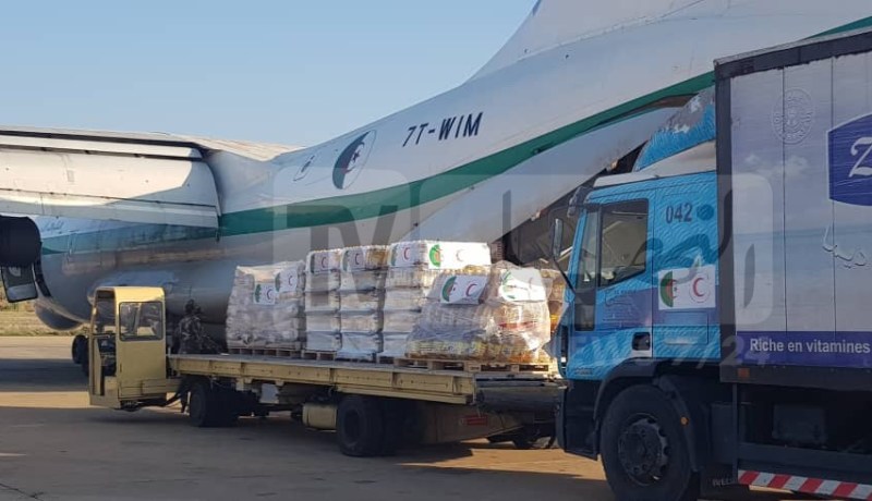 الهلال الأحمر الجزائري يرسل مساعدات إنسانية إلى الصحراء الغربية