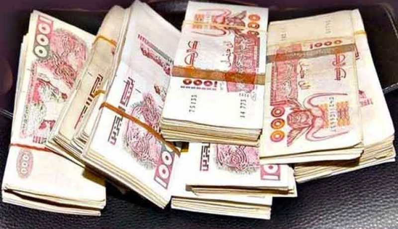 عصابة تسرق 70 مليون سنتيم من شاحنة متوقفة على الطريق بالوادي