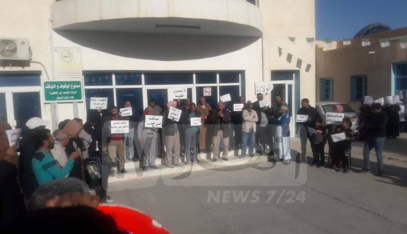 الوادي.. سكان بلدية البياضة يحتجون على تحويل قابلات وطبيبة النساء