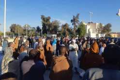 بالصور.. المئات يحتجون أمام مقر دائرة الدبيلة في الوادي للمطالبة بتوفير الأمن