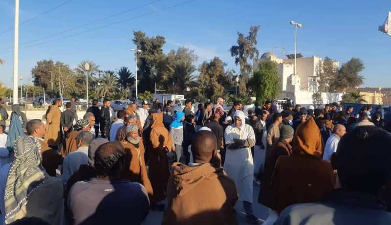 بالصور.. المئات يحتجون أمام مقر دائرة الدبيلة في الوادي للمطالبة بتوفير الأمن