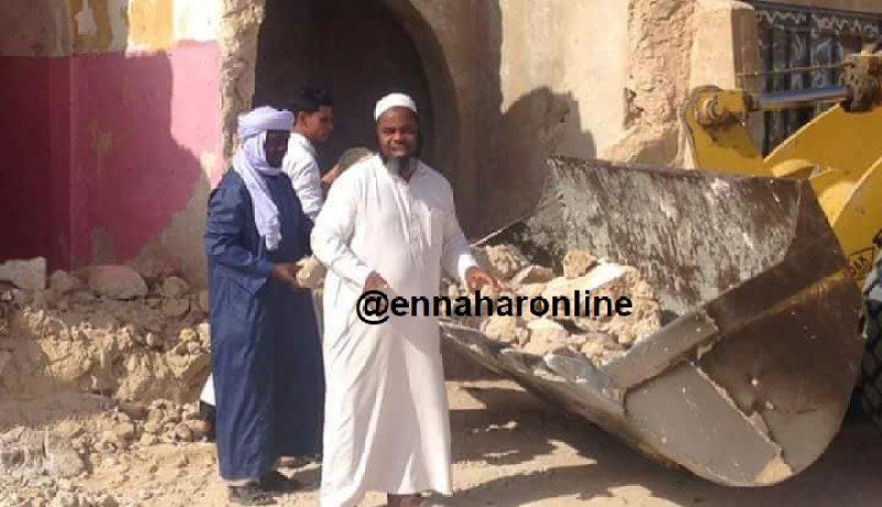 بالصور.. نائب “المير” يقود جرار الأوساخ والجرافة في حملة نظافة بالوادي