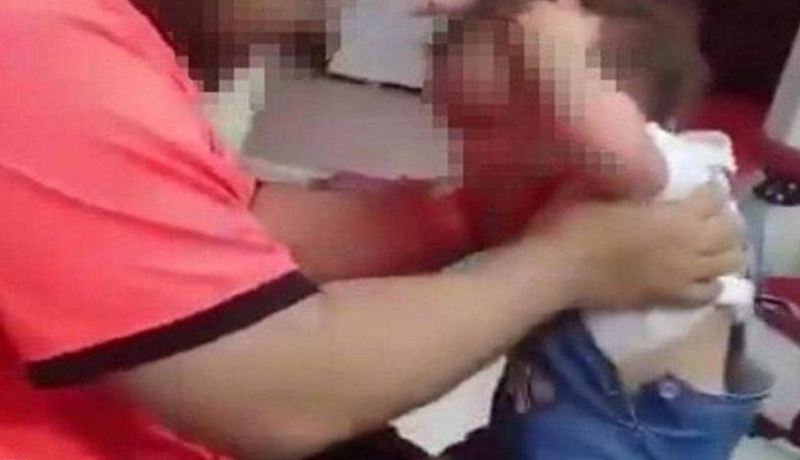 بعد الفيديو الصادم.. شرطة السعودية تعتقل معذب الطفلة