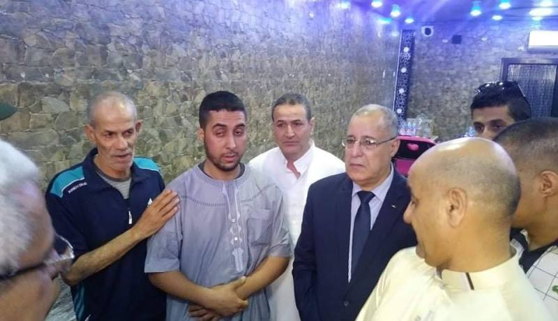 والي أم البواقي يقدم واجب العزاء لعائلة طفلين توفيا حرقا