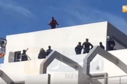 بالفيديو.. 3 أشخاص يحاولون الإنتحار من فوق مستشفى بسيدي بلعباس
