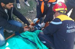 بالصور.. إنقاذ شاب سقط في منحدر بعين الدفلى