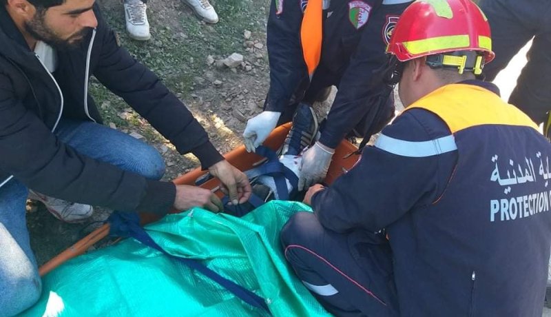 بالصور.. إنقاذ شاب سقط في منحدر بعين الدفلى