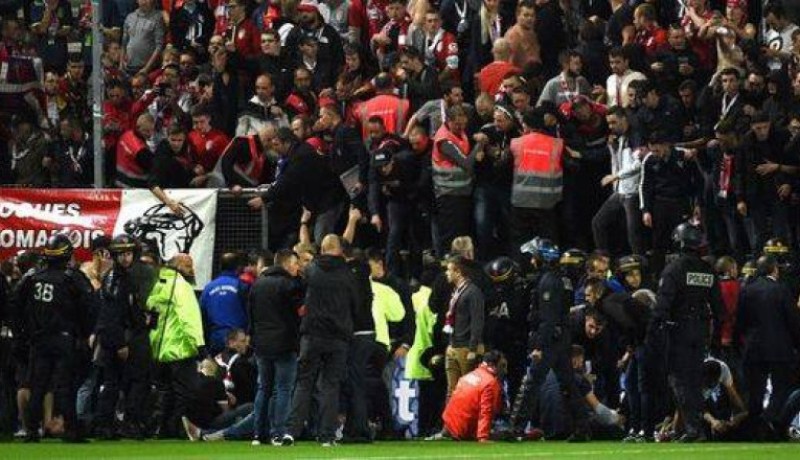 جرحى اثر انهيار حواجز ملعب كرة قدم في فرنسا