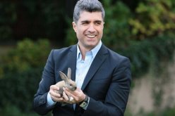 نقل الفنّان التّركي أوزجان دينيز إلى المستشفى