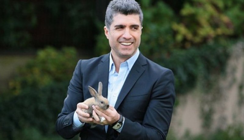 نقل الفنّان التّركي أوزجان دينيز إلى المستشفى