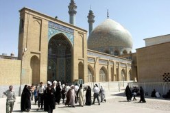 إيران تعيد فتح جميع المساجد ابتداء من يوم غد الثلاثاء