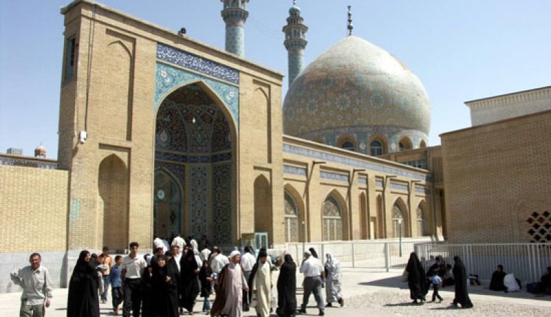 إيران تعيد فتح جميع المساجد ابتداء من يوم غد الثلاثاء