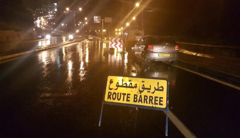 بالصور.. انزلاق للتربة يغلق الطريق الرابط بين بئر مراد رايس ورياض الفتح مؤقتا
