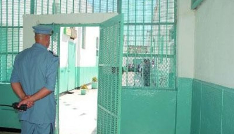 إحباط محاولة لتمرير مخدرات وأقراص مهلوسة لمسجون في حبس باتنة