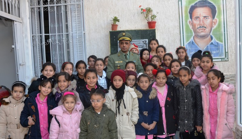 بالصور.. تلاميذ إبتدائية باركا أفوراج بباتنة في زيارة لمركز الإعلام الإقليمي للجيش