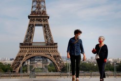 135 أورو لمن لا يرتدي الكمّامة في الأماكن العامة بفرنسا