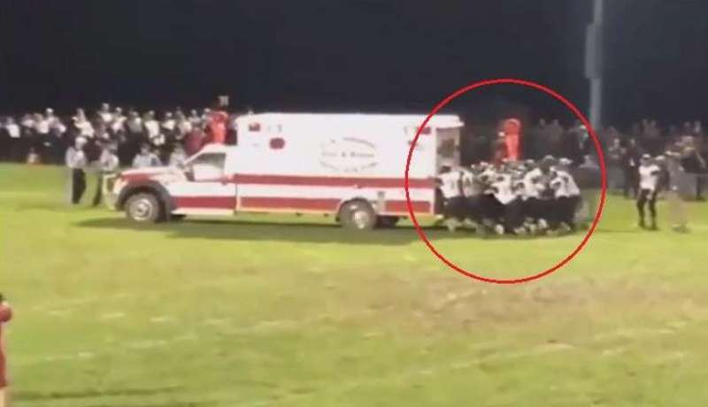 بالفيديو.. لاعبون يسعفون سيارة إسعاف