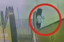 بالفيديو.. إنقاذ طفلة سحبها الدرج الكهربائي عدة أمتار