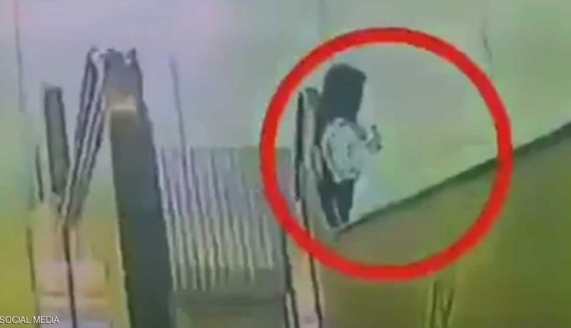 بالفيديو.. إنقاذ طفلة سحبها الدرج الكهربائي عدة أمتار