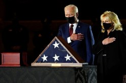 قُتل خلال اقتحام الكونغرس..  بايدن يلقي تحية الوداع على رفات شرطي