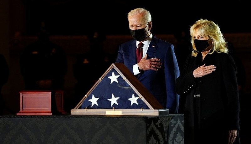 قُتل خلال اقتحام الكونغرس..  بايدن يلقي تحية الوداع على رفات شرطي