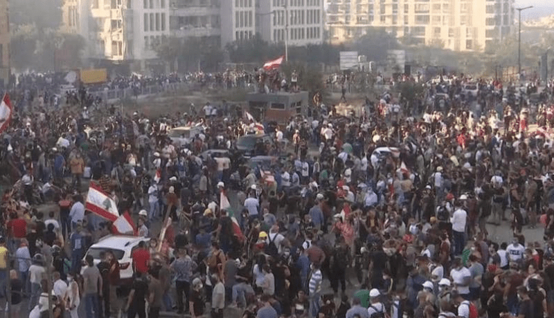 لبنان.. متظاهرون يقتحمون مقر وزارة الخارجية في “يوم الحساب”