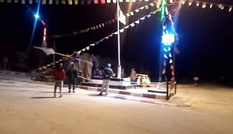 بالصور.. مصالح ولاية تبسة تزيل مجسم الكلاشنكوف ببلدية المزرعة