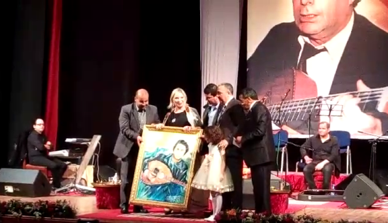 بالفيديو.. تكريم حرم الفنان الشعبي المرحوم الهاشمي قروابي في بجاية