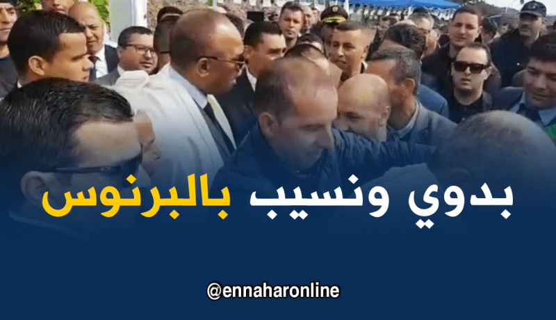 سكان عين لقراج يهدون الوزرين بدوي ونسيب “برنوسين”