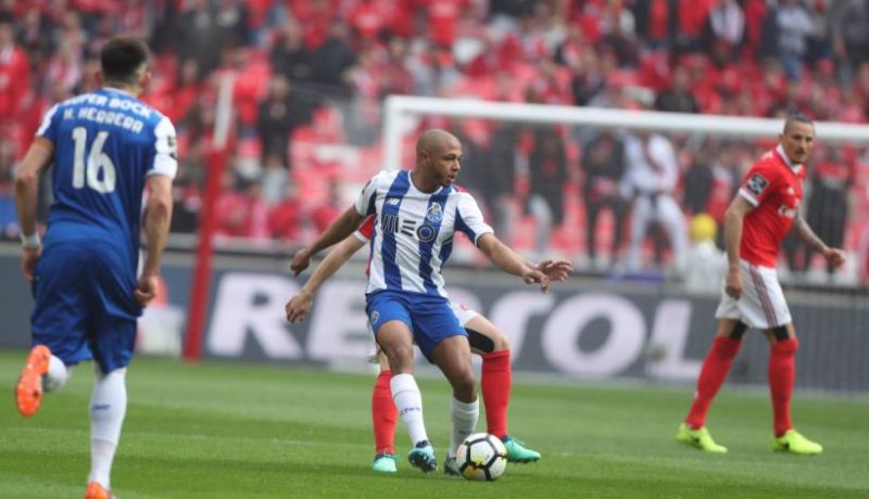 براهيمي يقود بورتو للفوز على بنفيكا وتصدر الدوري البرتغالي