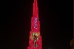 بالصور.. كأس العالم تصل دبي وبرج خليفة يكتسي حٌلّة مونديال 2018