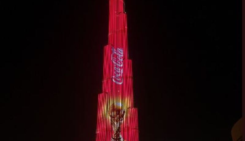 بالصور.. كأس العالم تصل دبي وبرج خليفة يكتسي حٌلّة مونديال 2018