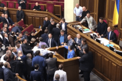 بالفيديو.. إشتباكات بين النواب في البرلمان الأوكراني