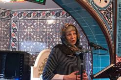 رئيسة الوزراء البريطانية ترتدي الحجاب وتلقي كلمة داخل المسجد