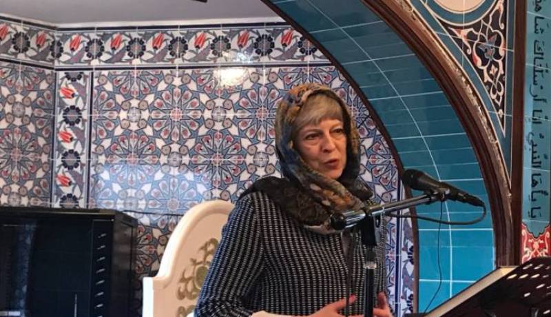رئيسة الوزراء البريطانية ترتدي الحجاب وتلقي كلمة داخل المسجد