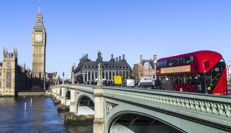 بريطانيا تسمح للطلبة الأجانب بالبقاء سنتين على أراضيها بعد التخرج