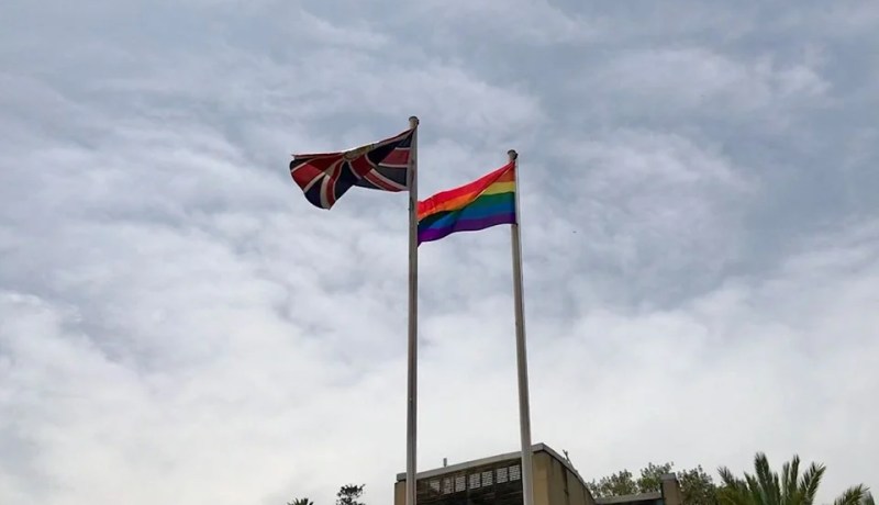 السفارة البريطانية في الجزائر ترفع علم المثليين