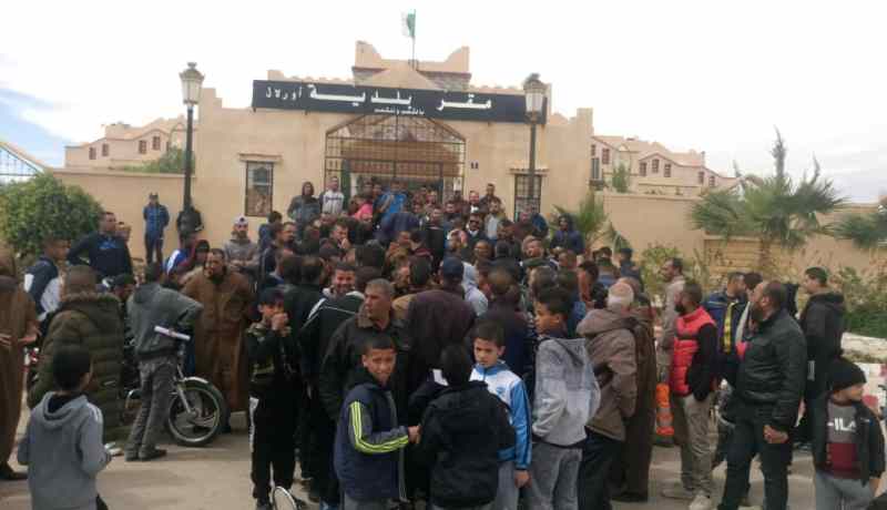 بسكرة.. سكان أورلال يغلقون مقر البلدية إحتجاجا على الفساد