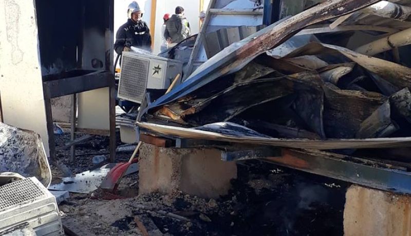 بالصور.. حريق يأتي على 17 بيت من البيوت الصحرواية الجاهزة بأوماش في بسكرة