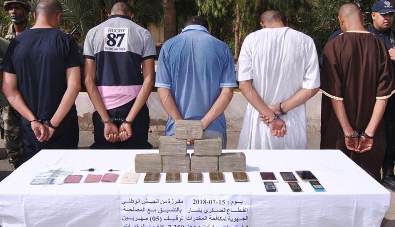 بالفيديو.. توقيف 5 مهربين وحجز أزيد من 7 كلغ من “الكيف” في ببشار
