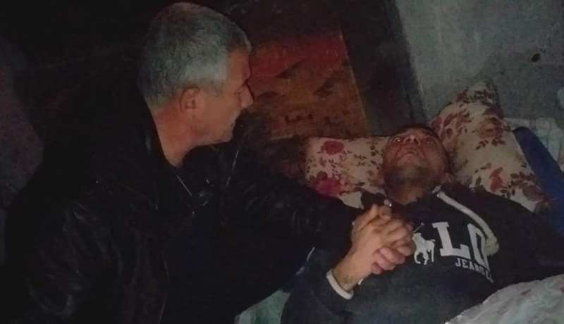 بعد بث “النهار” لمعاناته.. بطاش يعلن التكفل الصحي والاجتماعي بشاب يفترش الشارع