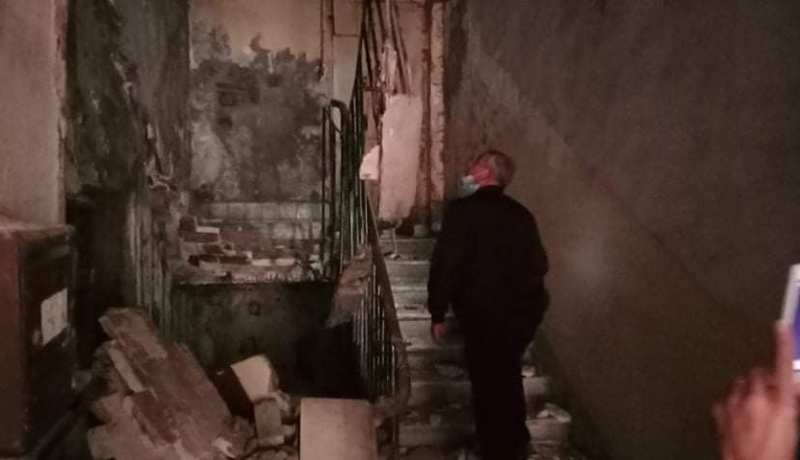 بالصور.. سقوط سلالم وأدراج الطابق الأول بالعمارة رقم 25 بالجزائر الوسطى