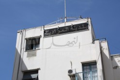 بسبب إقصاء والدته من السكن .. عشريني يهدد مير المرادية بالقتل ثم برمي نفسه من سطح بناية