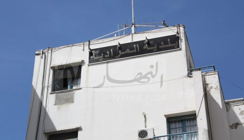 بسبب إقصاء والدته من السكن .. عشريني يهدد مير المرادية بالقتل ثم برمي نفسه من سطح بناية