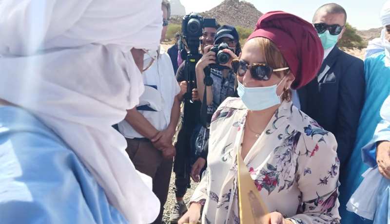 بالصور.. بن دودة تمنح سكان تڨمارت بتمنراست مجموعة من الإبل